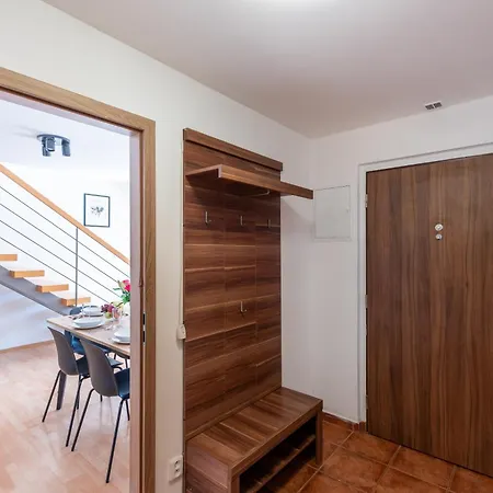 Two-level 3br With Balcony I View Lägenhet Prag
